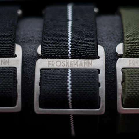 Froskemann Elastic Strap – Black w/ White Pinstripe