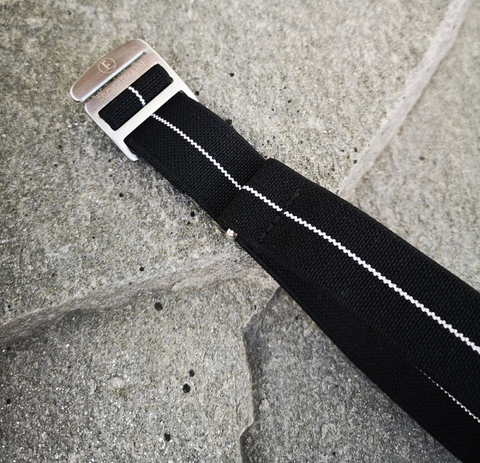 Froskemann Elastic Strap – Black w/ White Pinstripe
