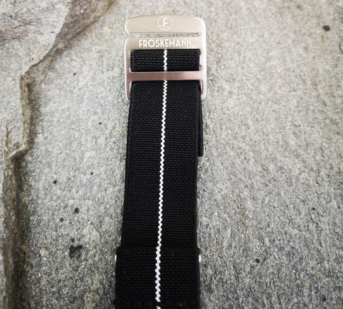 Froskemann Elastic Strap – Black w/ White Pinstripe
